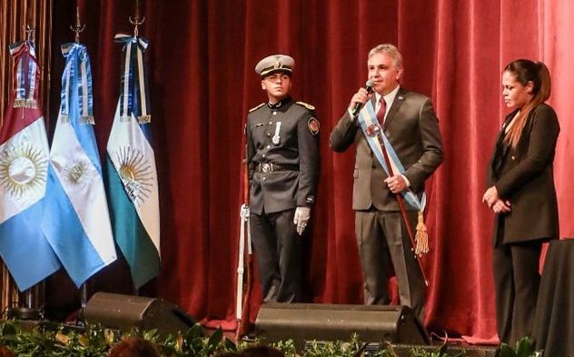 Llaryora en la Velada Patria de Huinca Renancó.