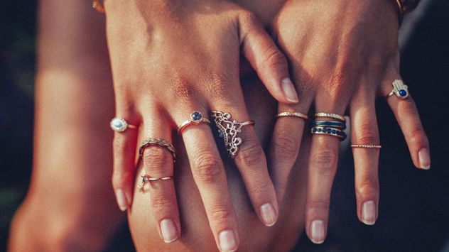 Según la psicología, los anillos pueden convertirse en símbolos de identidad, recuerdos y valores personales, más allá de su función como accesorio de moda.