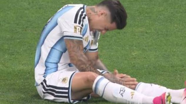 La fatiga muscular es la principal causa de los calambres en los futbolistas, aunque la hidratación, la pérdida de electrolitos y la intensidad del partido también influyen en su aparición.