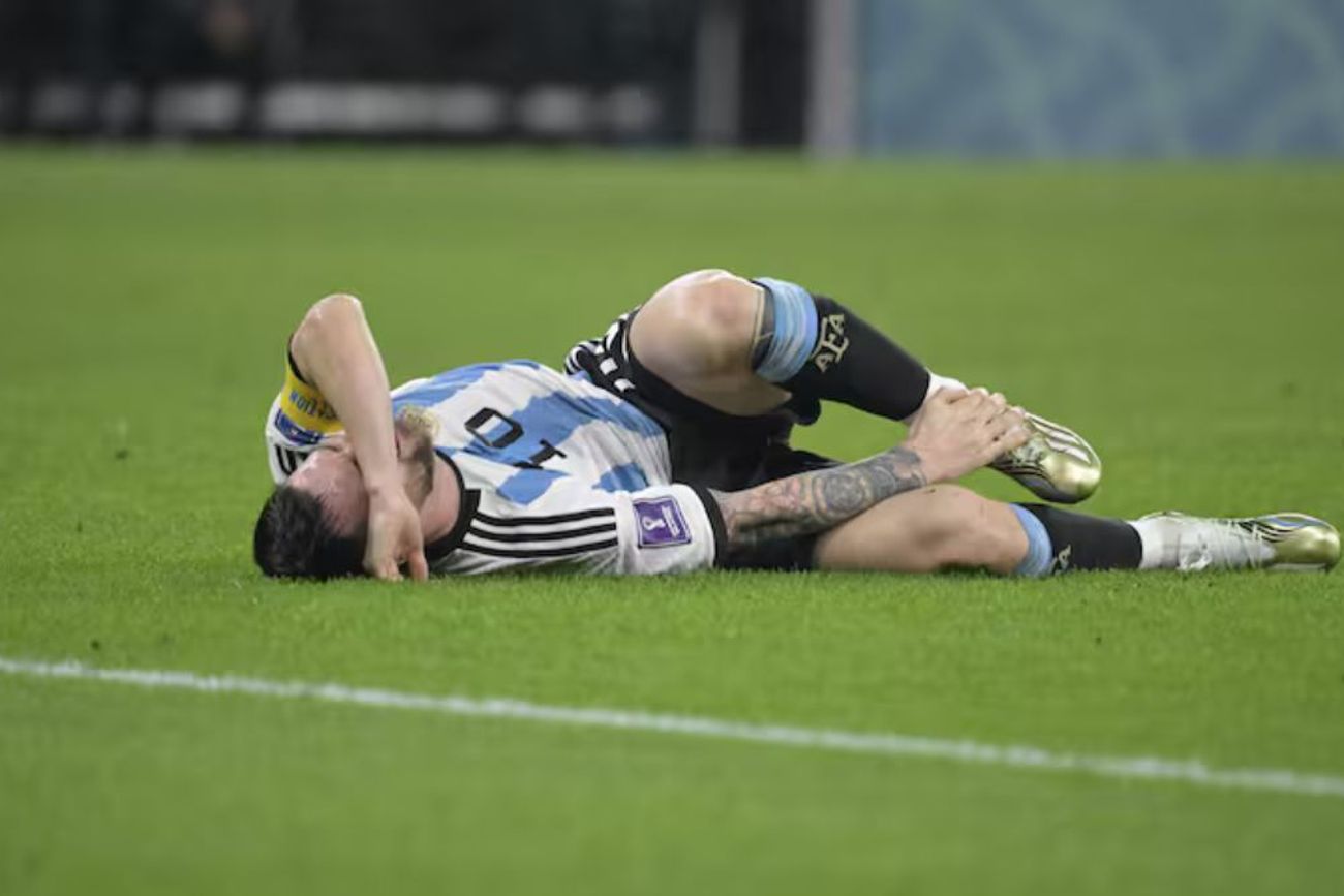 La fatiga muscular es la principal causa de los calambres en los futbolistas, aunque la hidratación, la pérdida de electrolitos y la intensidad del partido también influyen en su aparición.