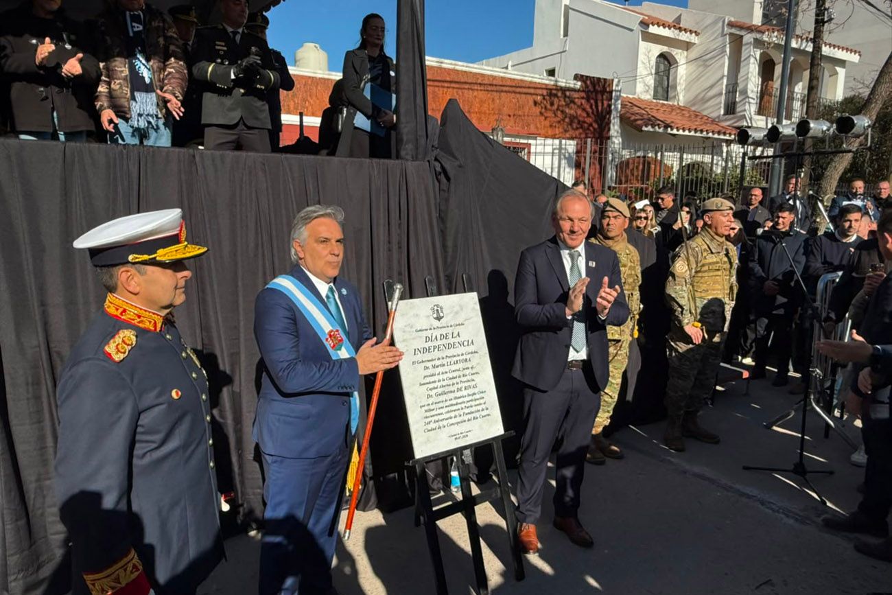 Martín Llaryora gobernador de Córdoba en el desfile del 9 de Julio en Río Cuarto.