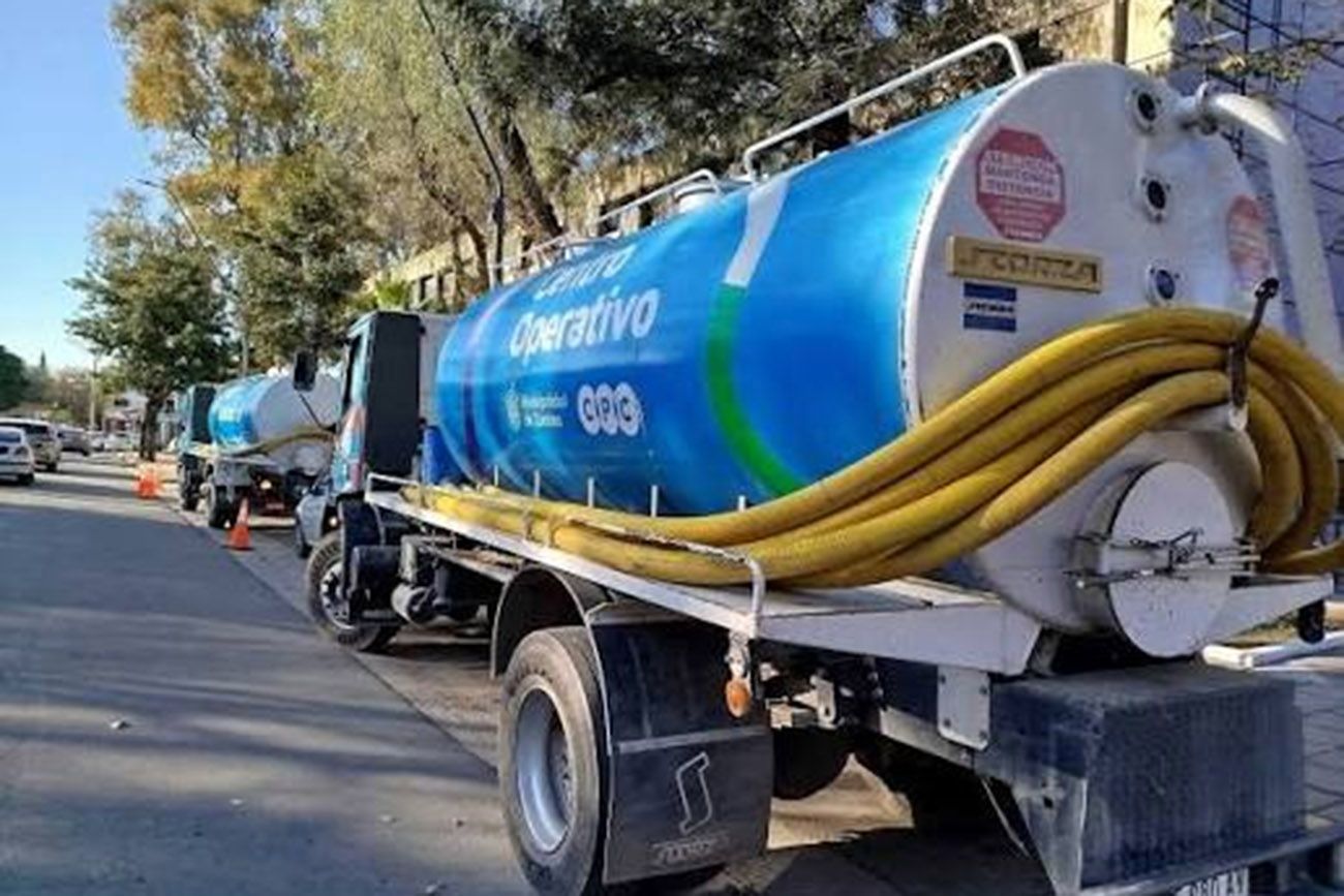 Una cloaca fétida en calle Urquiza al 4.000 explicaba el olor en un par de manzanas, pero no para un sector más distante de la ciudad
