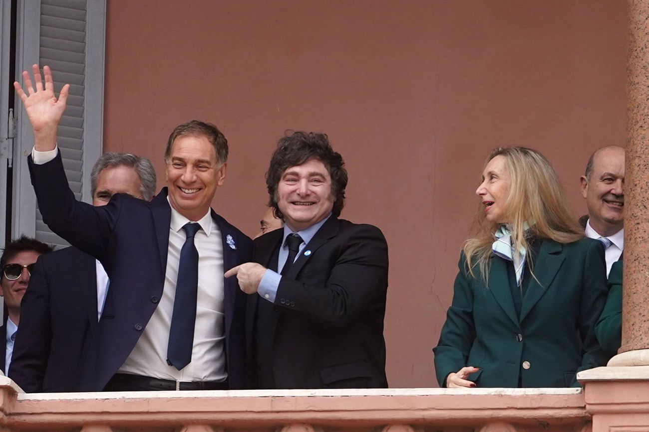 Luego del Tedeum por el 9 de Julio, el presidente Javier Milei sale al balcón de la Casa Rosada acompañado por Diego Santilli y otros ministros. 