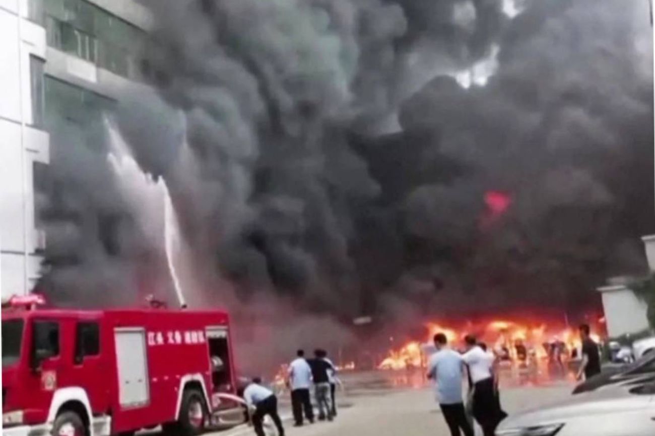 Tragedia en China: 28 obreros muertos en un incendio en una fábrica de zapatos. 