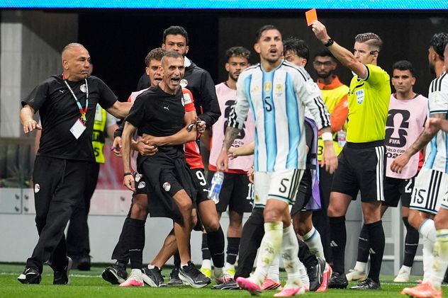 Mundial 2026: el árbitro francés Francois Letexier muestra una tarjeta roja a un integrante del plantel de Egipto contra Argentina.