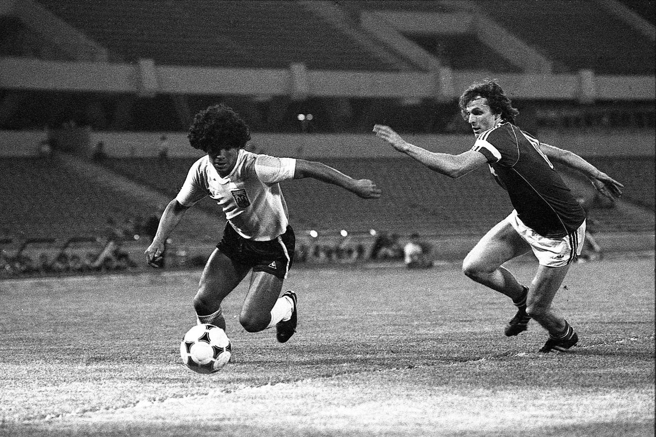 Diego Maradona encara en el viejo Estadio Córdoba, con tribunas vacías como fondo.