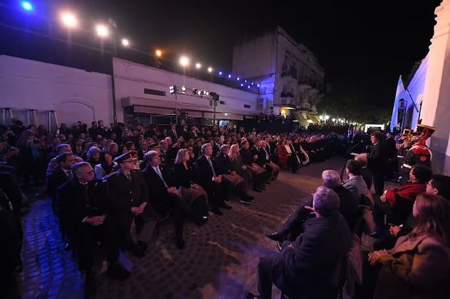 El presidente Milei, durante su discurso, en la histórica Casa de Tucumán. A sus costados se ubicaron los gobernadores, y la vicegobernadora Myrian Prunotto, enviada por el gobernador Martín Llaryora. (Presidencia de la Nación) 