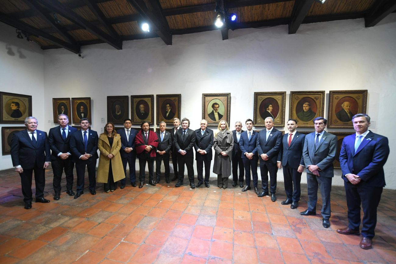 Los 12 gobernadores y la vicegobernadora, la cordobesa Myrian Prunotto, junto al presidente Javier Milei, en la previa del mensaje del jefe del Estado, por el Día de la Independencia. (Presidencia de la Nación)