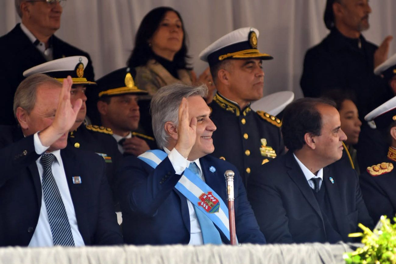 Martín Llaryora gobernador de Córdoba en el desfile del 9 de Julio en Río Cuarto.