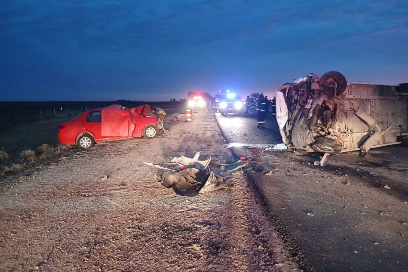 Córdoba: un choque entre un auto y un minibús que trasladaba a un equipo de fútbol infantil dejó dos muertos. (Gentileza LV16)