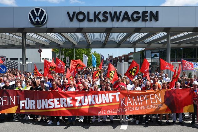 Trabajadores realizan una protesta frente a la planta de Volkswagen en Zwickau, Alemania, el jueves 9 de julio de 2026.
