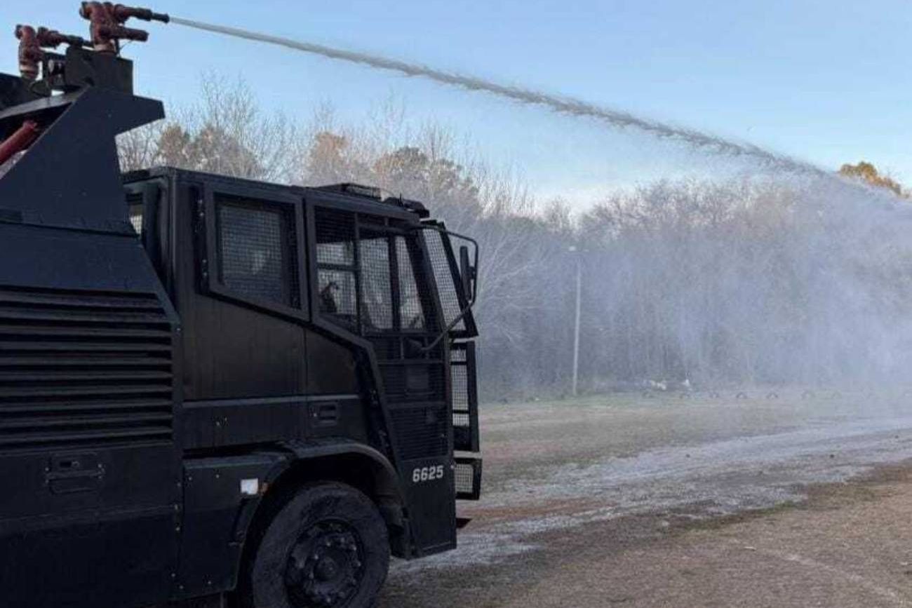 Más policías y el camión hidrante con agua fría cerca, para evitar incidentes pospartido