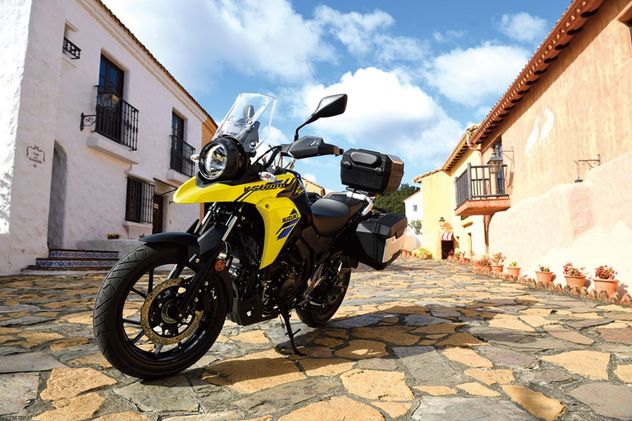 Está equipada con un motor monocilíndrico de cuatro tiempos y 249 cc, con inyección electrónica, una potencia de 26 HP y una caja de seis velocidades.