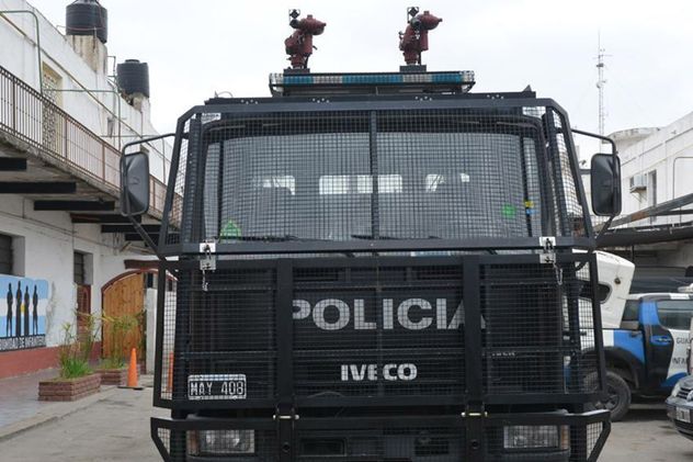 Camión hidrante de la policía.