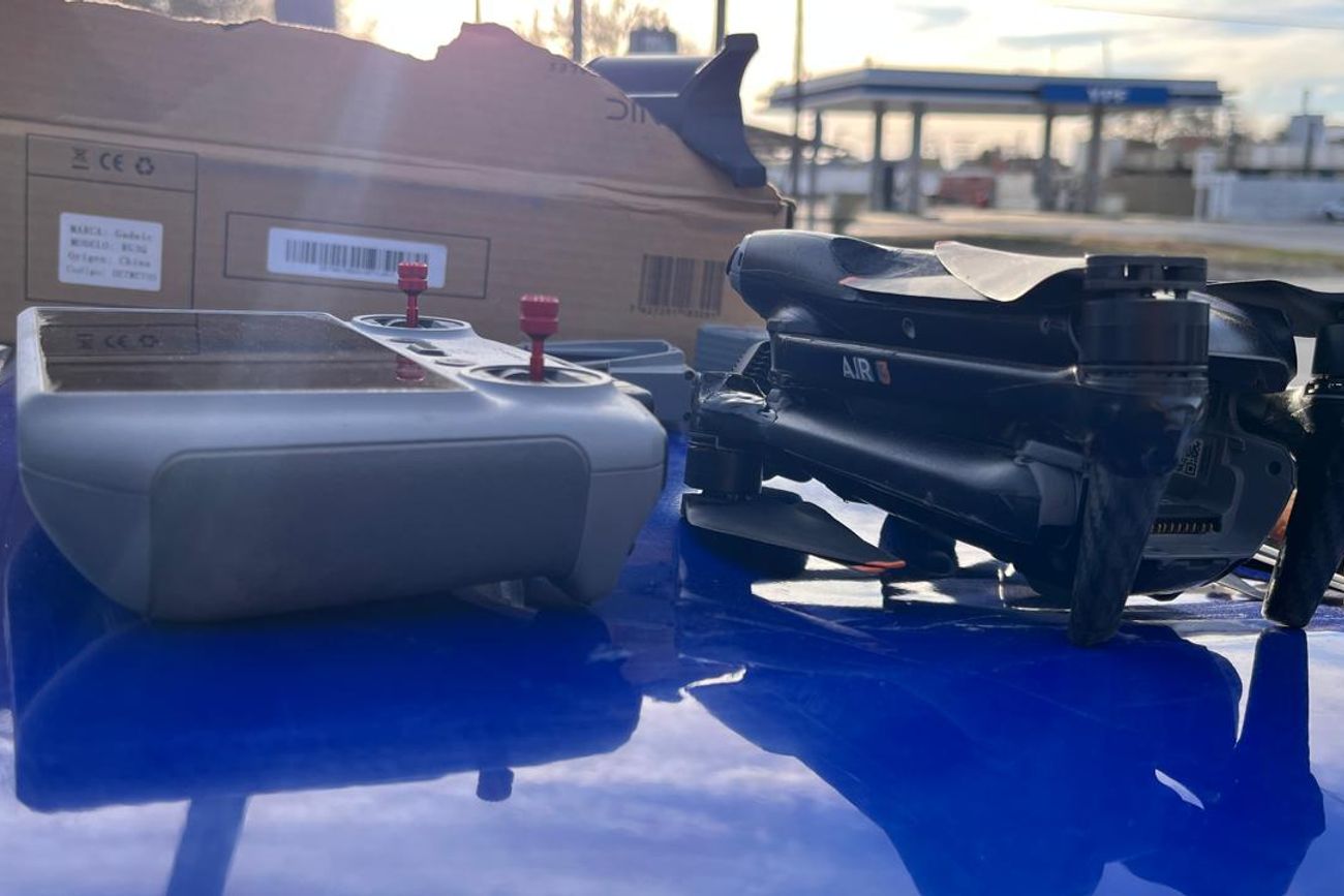 Detuvieron a dos hombres con cocaína, un dron y otros elementos durante un control policial.