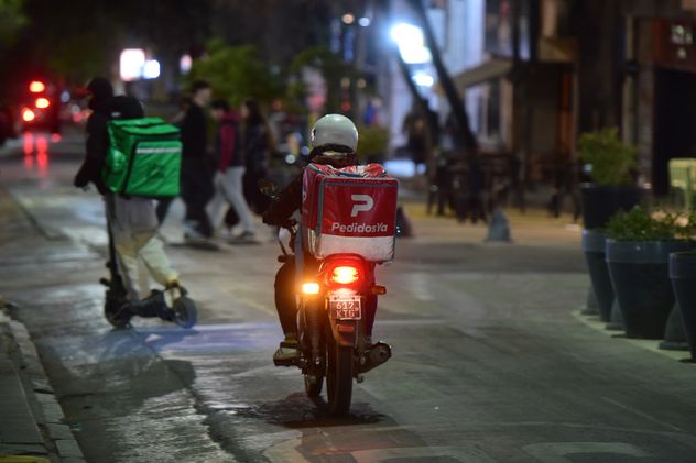 Ruidos molestos en horario nocturno de vehículos en zonas comerciales de la ciudad. (Nicolás Bravo / La Voz)