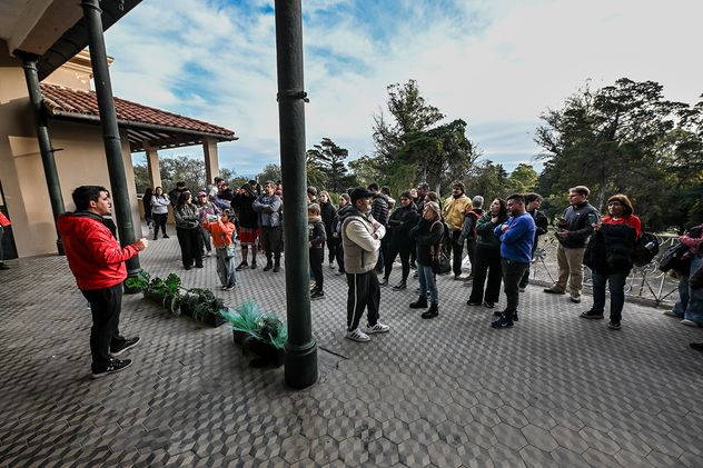 Turismo en La Falda. La clásica visita al histórico Edén Hotel, con turistas de recorrida esta semana. 
