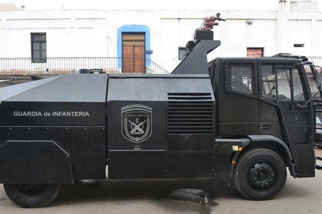 Camión hidrante de la policía.