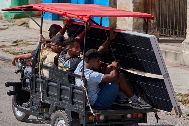 Los triciclos eléctricos remplazan a viejos autos en Cuba.