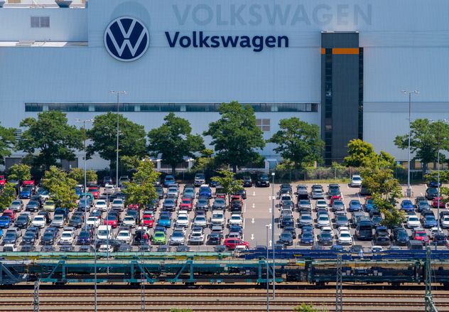 Trabajadores realizan una protesta frente a la planta de Volkswagen en Zwickau, Alemania, el jueves 9 de julio de 2026.