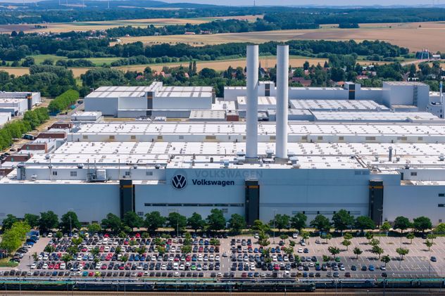 Trabajadores realizan una protesta frente a la planta de Volkswagen en Zwickau, Alemania, el jueves 9 de julio de 2026.