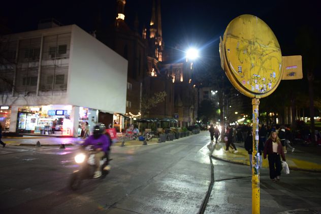 Ruidos molestos en horario nocturno de vehiculos en zonas comerciales de la ciudad. (Nicolás Bravo / La Voz)