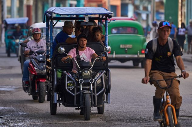 Los triciclos eléctricos remplazan a viejos autos en Cuba.