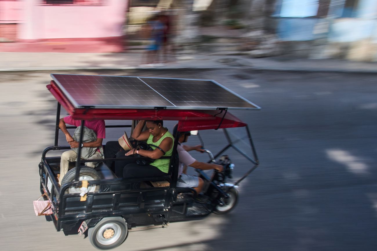 Los triciclos eléctricos remplazan a viejos autos en Cuba.