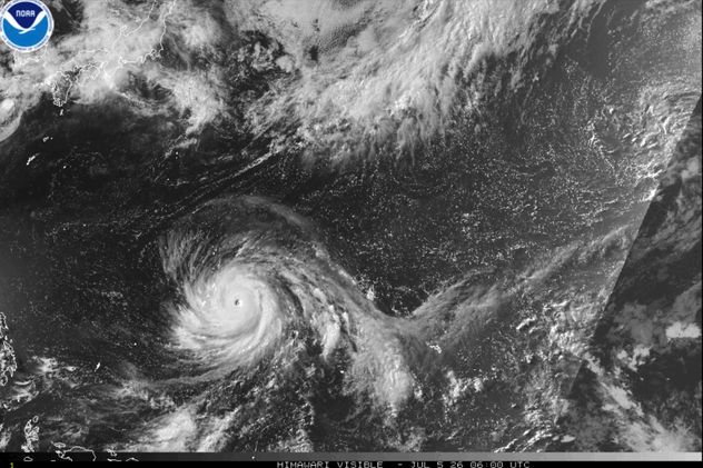 Esta imagen satelital de la Administración Nacional Oceánica y Atmosférica (NOAA) muestra al tifón Bavi acercándose al territorio insular estadounidense de Guam, en el Pacífico, el domingo 5 de julio de 2026. (NOAA vía AP)