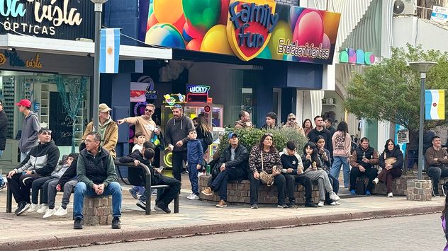 Turismo en el centro de Villa Carlos Paz, en vacaciones de invierno.