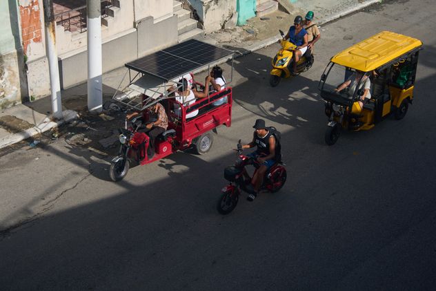 Los triciclos eléctricos remplazan a viejos autos en Cuba.