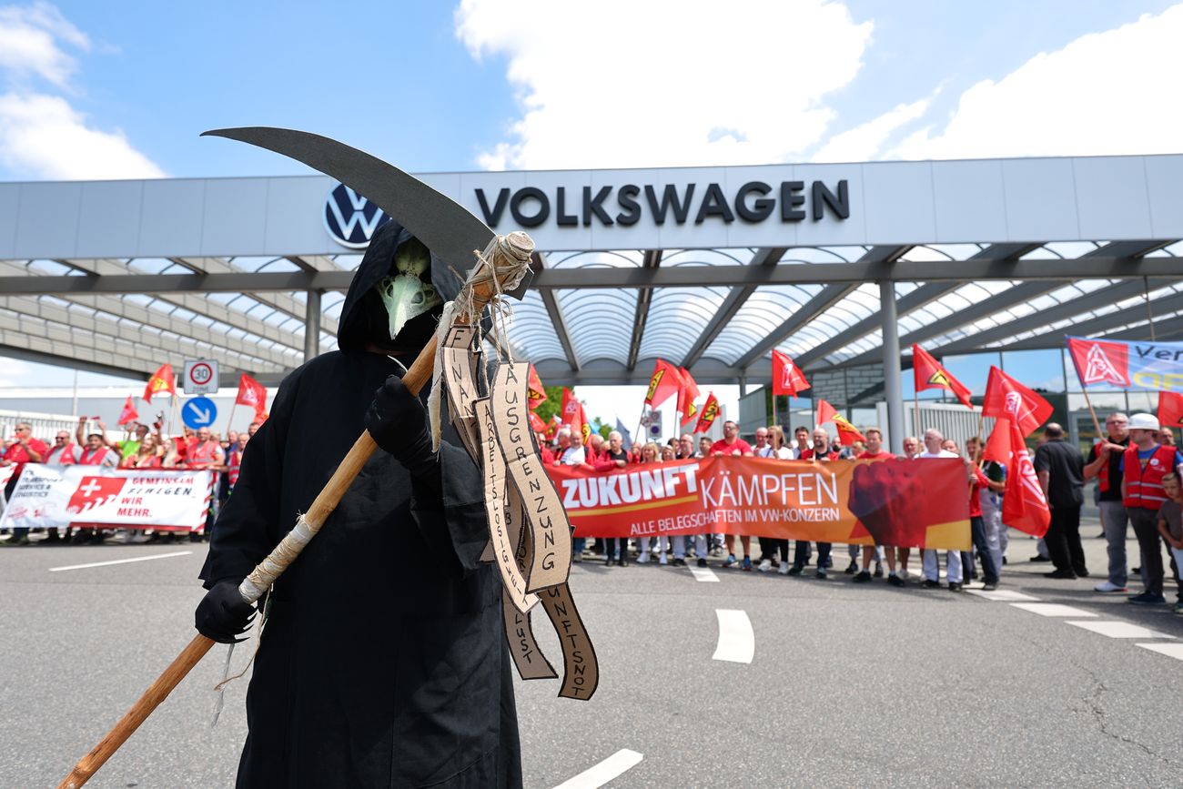 Trabajadores realizan una protesta frente a la planta de Volkswagen en Zwickau, Alemania, el jueves 9 de julio de 2026. Un trabajador fue vestido como "la muerte".