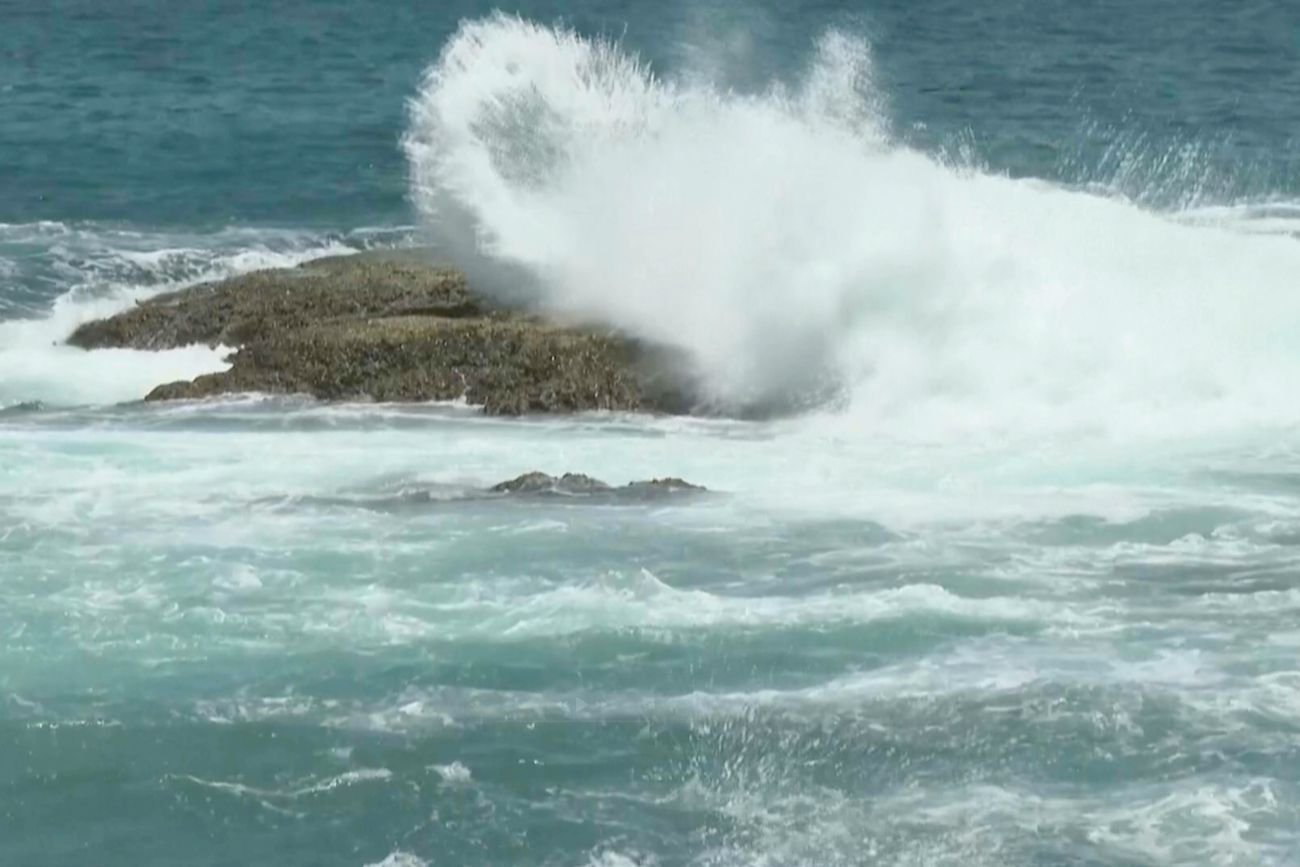 En esta imagen extraída de un video, se observan olas rompiendo contra las rocas frente al tifón Bavi en la costa de Keelung, al norte de Taiwán, el jueves 9 de julio de 2026. (Foto AP/Taijing Wu)