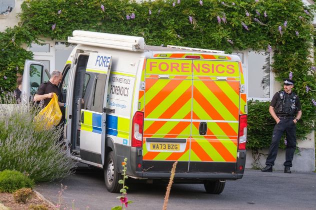 Policía frente a la casa de la exlegisladora Ann Widdecombe, en Haytor, Inglaterra, el viernes 10 de julio de 2026, después de que fuera hallada muerta en su domicilio el jueves con heridas graves.