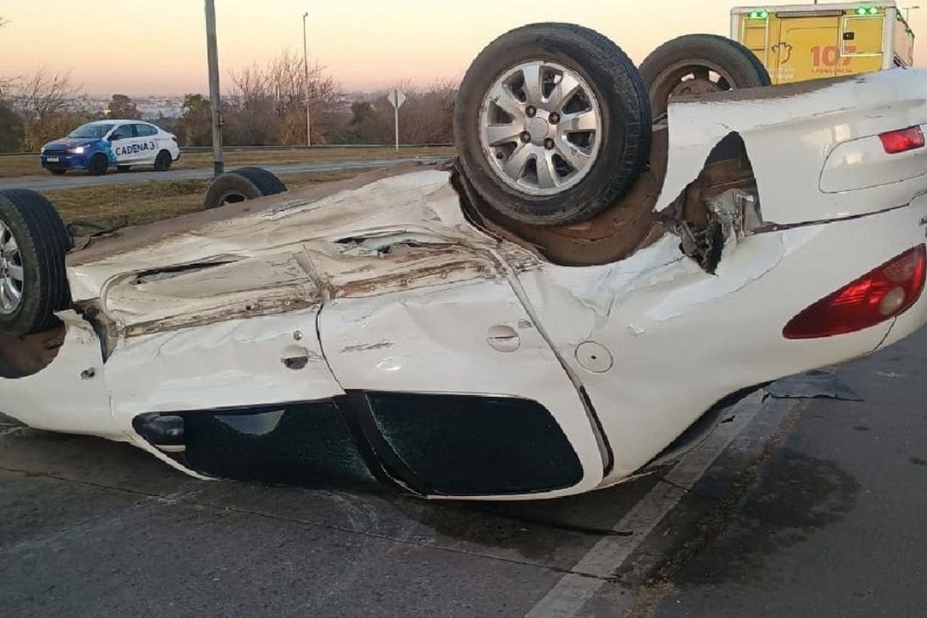 Choque y vuelco en el ingreso a Córdoba: un herido