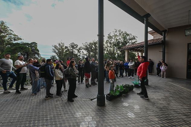 Turismo de invierno en La Falda. Turistas en la recorrida guiada por el histórico Edén Hotel.