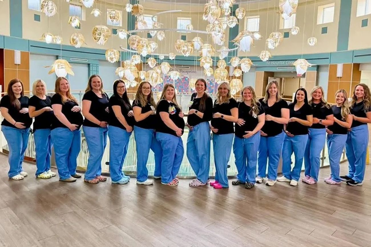 17 enefermesa del obstetricia y ginecología del Hospital Miami Valley (Estados Unidos) embarazadas al mismo tiempo