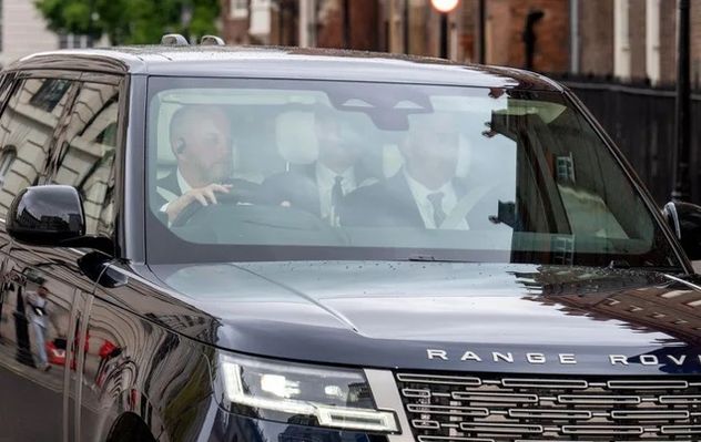 El príncipe Harry llegando a Clarence House para su encuentro con el rey Carlos III.