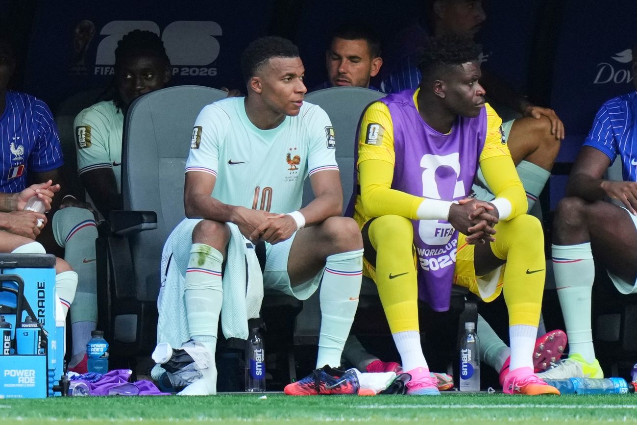 Mbappé con hielo en su tobillo.