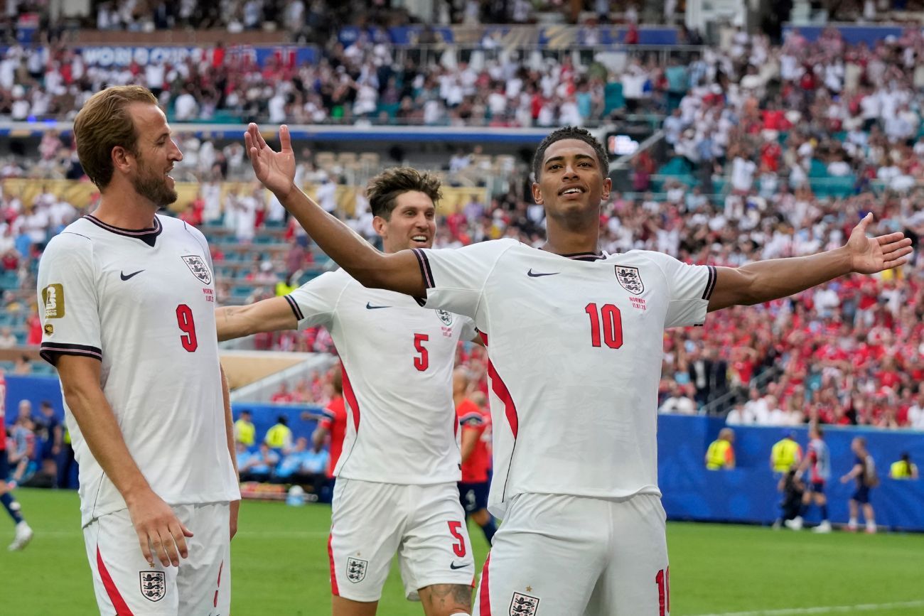 Jude Bellingham festeja su segundo gol con Inglaterra ante Noruega, por los cuartos de final del Mundial.