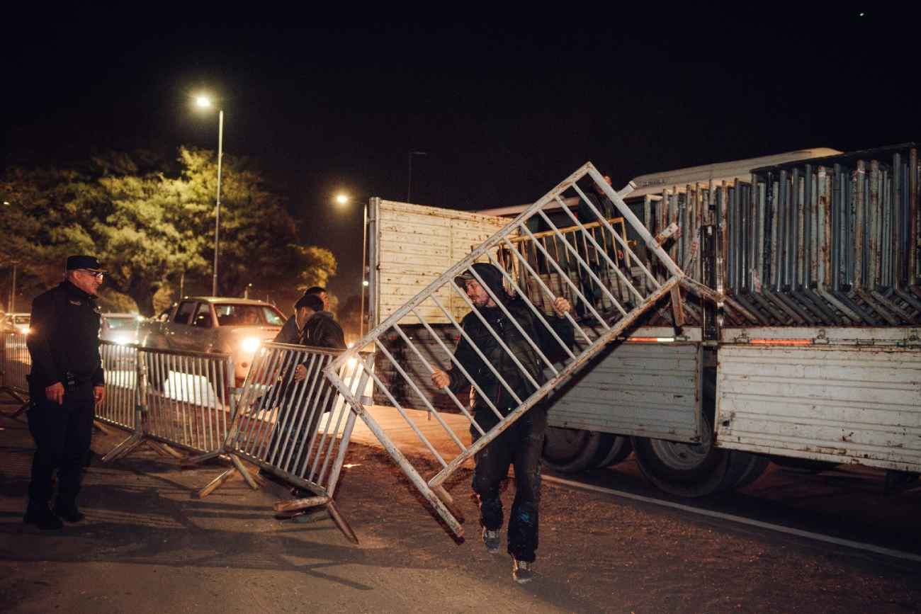 La Municipalidad y la Provincia recuperaron el espacio público ocupado por una feria ilegal en la zona sur.