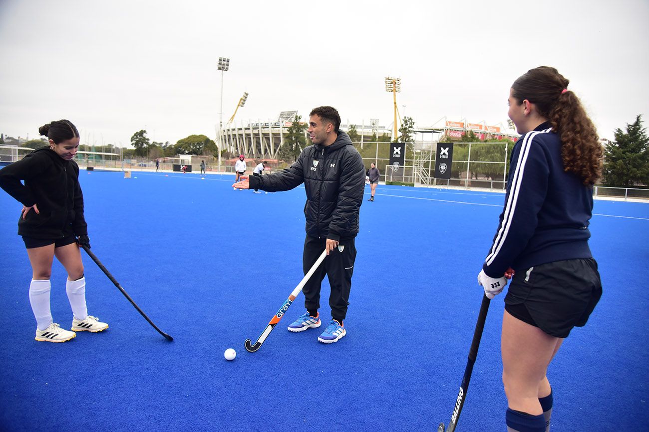 Tomás Domene, cordobés jugador de hockey de Los Leones, en la clínica en la cancha Soledad García del Kempes.