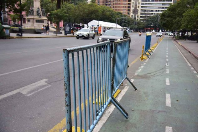 La Policía desplegó un operativo preventivo en el Patio Olmos y sus alrededores, donde ya se observa movimiento de personas, de cara a los posibles festejos por el partido de esta noche.