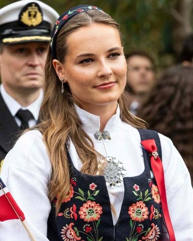 Quién es Ingrid Alexandra, la princesa de Noruega que se volvió viral por su abrazo con Erling Haaland tras eliminar a Brasil.