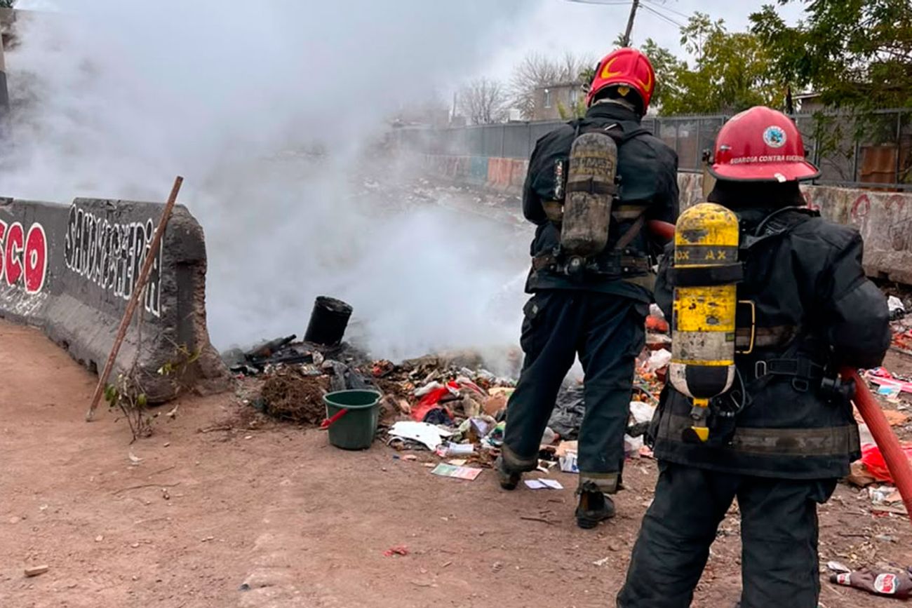 Los bomberos extinguieron las llamas. (Policía)