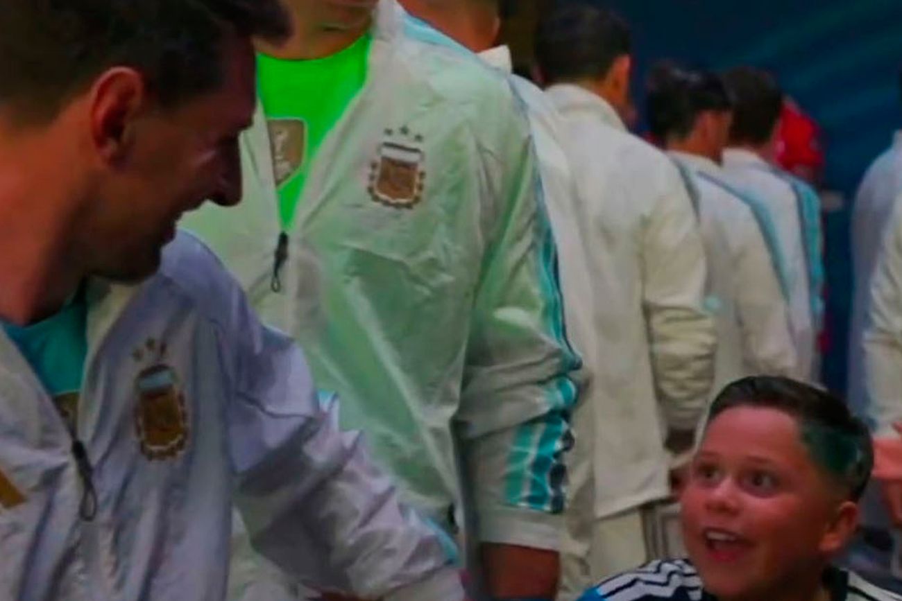 Messi y un niño en el túnel.
