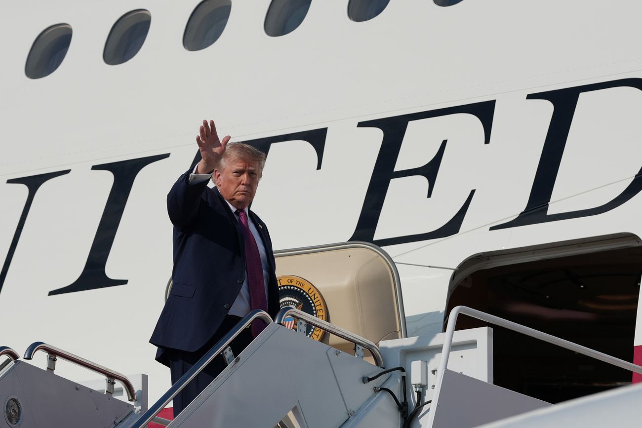 Trump en el Air Force One. (AP/Alex Brandon)