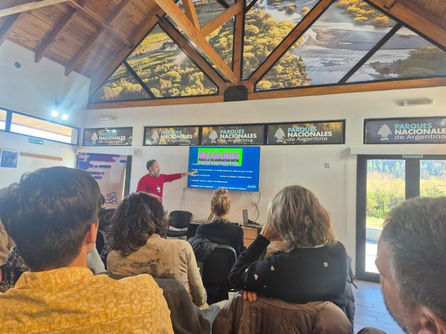 Pablo Baños Trujillo, gerente de comunicaciones de Fundación Avina, en el taller: “De la información a la acción: comunicar incendios en un nuevo escenario climático en la Patagonia Norte”.