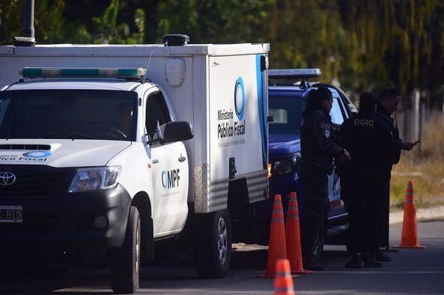 El camión de Policía Judicial retira los cuerpos hallados en avenida Amalia Pietra.