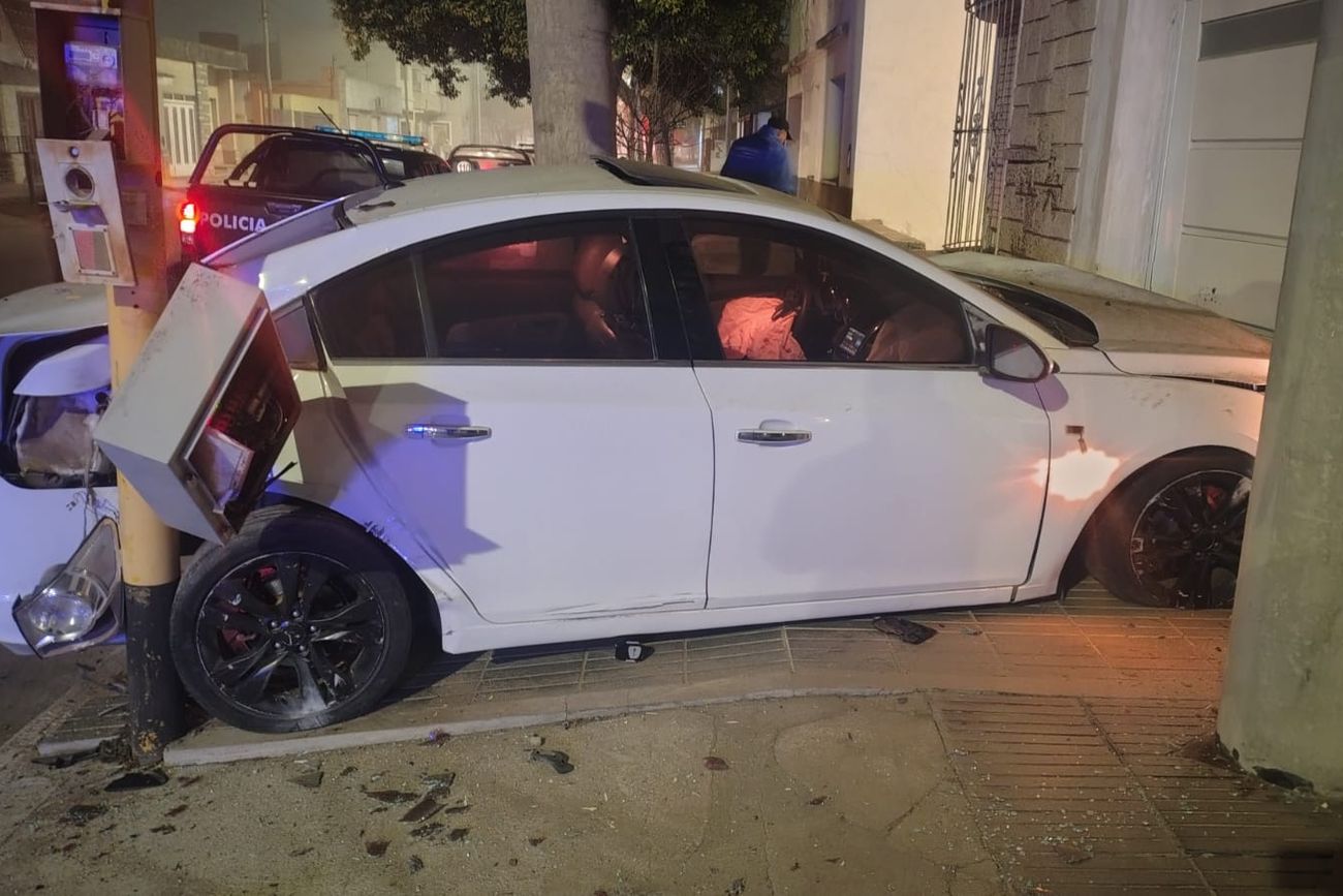 El auto que fue abandonado. (Policía)